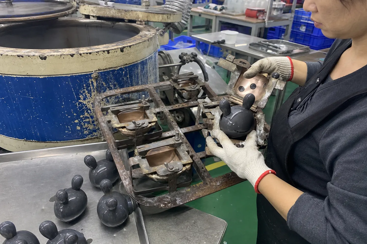 vinyl-toy-rotocasting-demolding-and-trimming-in-china-factory