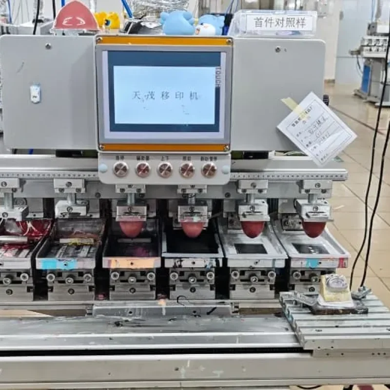 The pad printing machine uses a fixed fixture to perform the printing